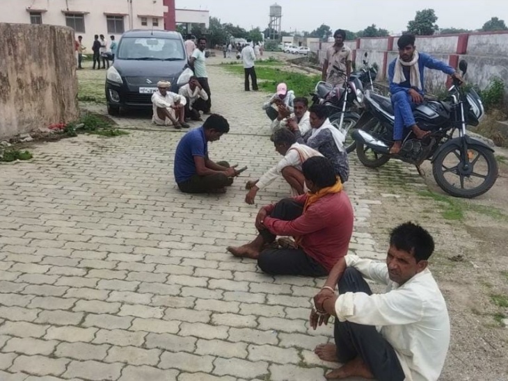 जिला अस्पताल की मॉर्च्युरी के बाहर गुरुवार सुबह शव के पोस्टमॉर्टम के इंतजार में बैठे विजय कुमार के परिजन।