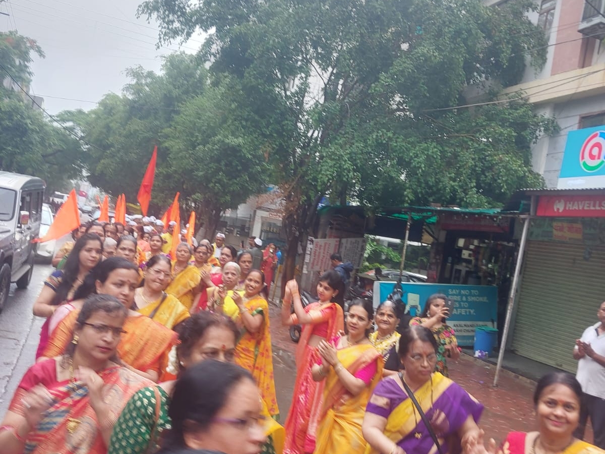 दिंडी यात्रा में शामिल महिलाएं।