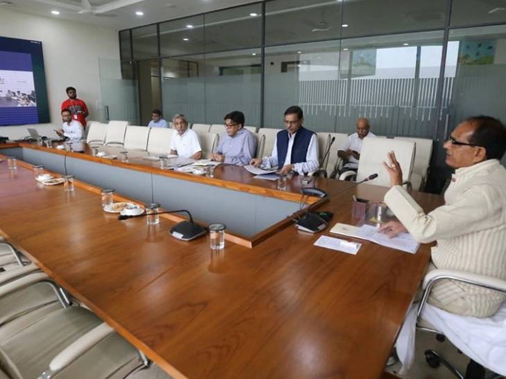 मुख्यमंत्री शिवराज सिंह चौहान ने गुरुवार सुबह भोपाल स्थित निवास कार्यालय समत्व भवन से वीसी के माध्यम से इंदौर की कानून व्यवस्था की स्थिति की समीक्षा की।