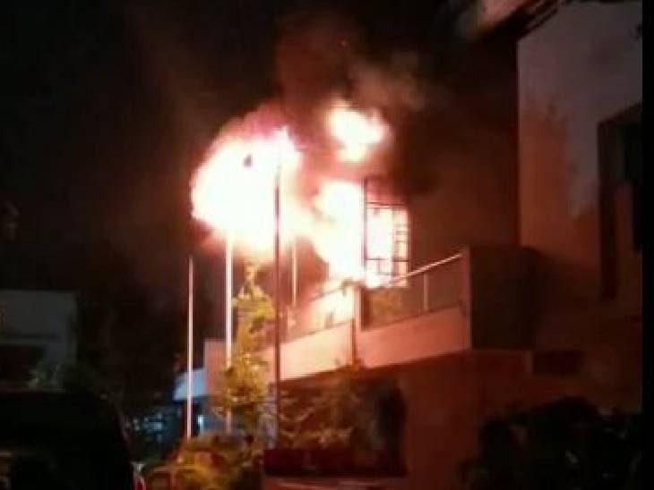 बुधवार रात करीब साढ़े 11 बजे घर में आग लगी थी। जिसमें जलकर कृषि यांत्रिकीय विभाग में पदस्थ इंजीनियर की मौत हो गई