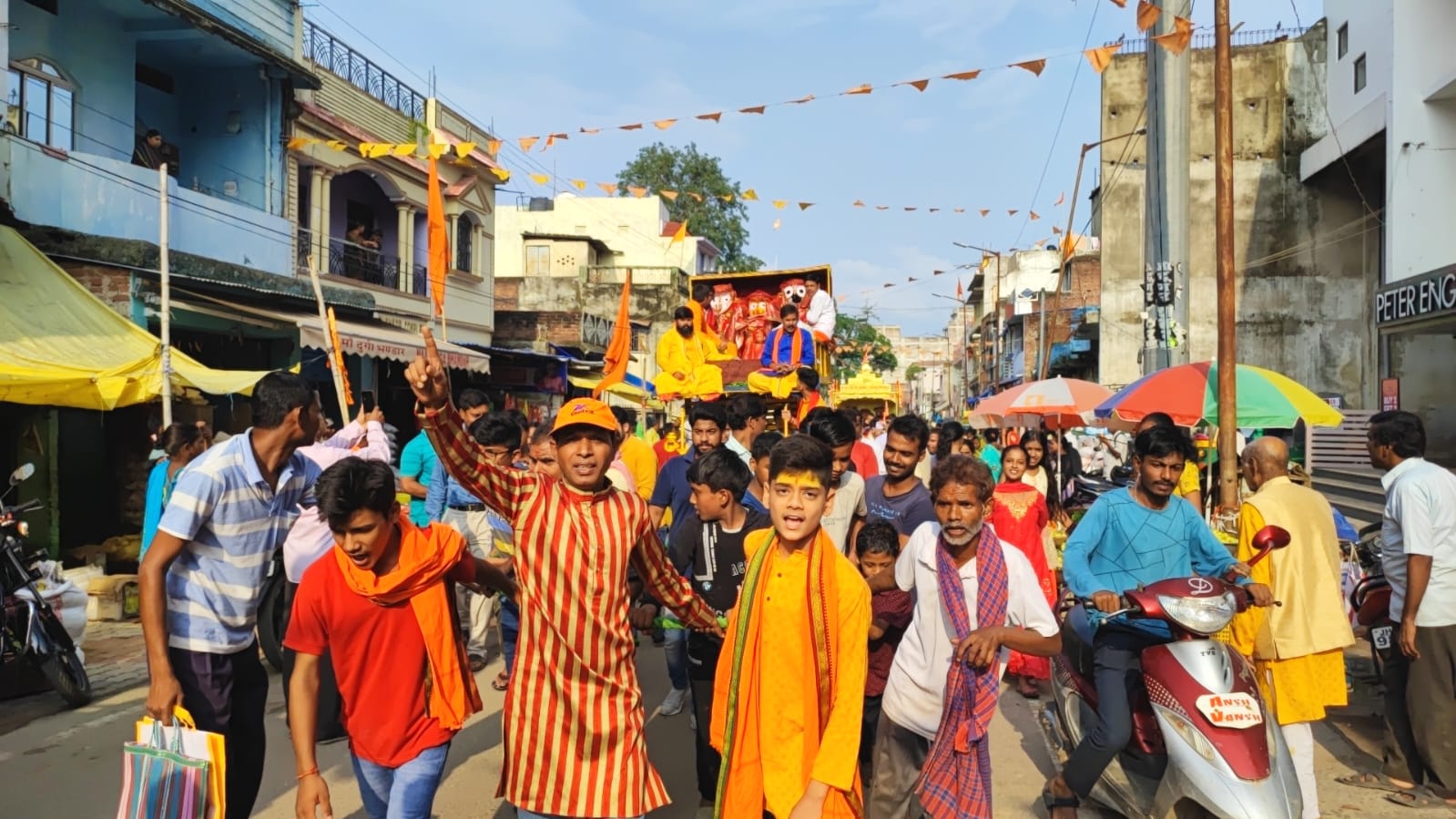 Lord Jagannath returns from Mausi Bari, devotees pull the chariot