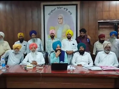 पंजाब BSP अध्यक्ष AAP-SGPC पर भड़के: आप ने संविधान के बुनियादी ढांचे पर किया हमला 2 फतेहगढ़ साहिब में पत्रकारों से बाचतीत करते जसवीर सिंह गढ़ी।