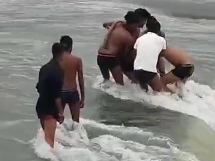 A young man drowned while taking a bath in Rewa Tamas river, children ...
