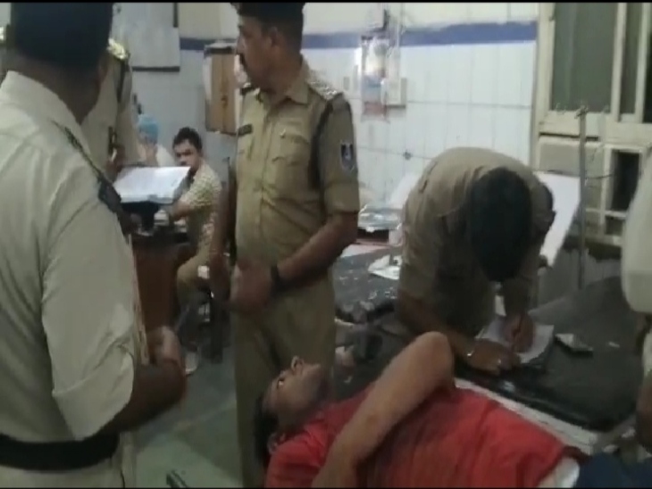 घायल शिवम आर्य को जेएएच अस्पताल में भर्ती कराया गया है। यहां उसके बयान लेने के लिए पुलिस भी पहुंची।