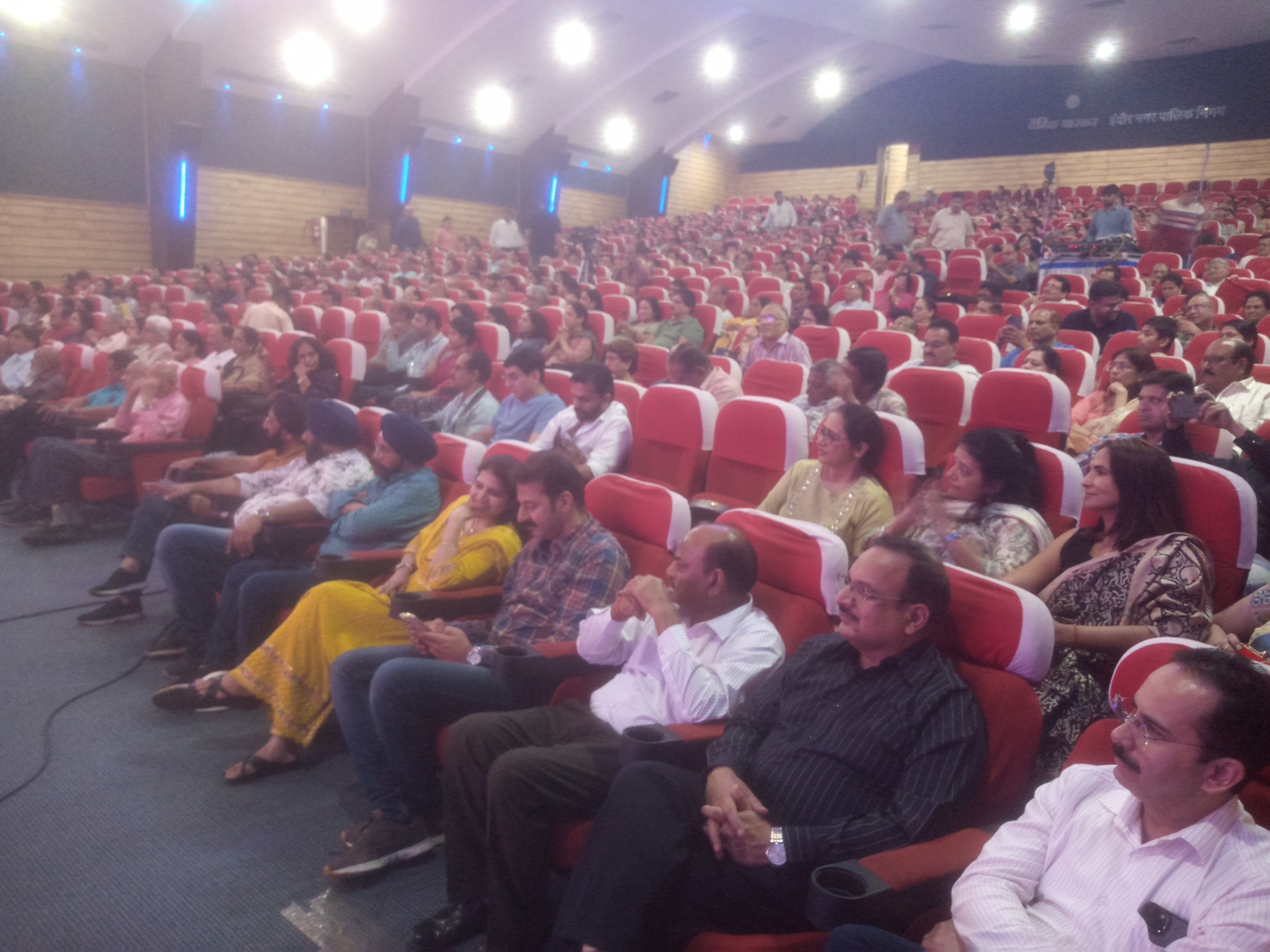 रविंद्र नाट्य गृह में आयोजित प्रोग्राम में शामिल हुए डॉक्टर्स।