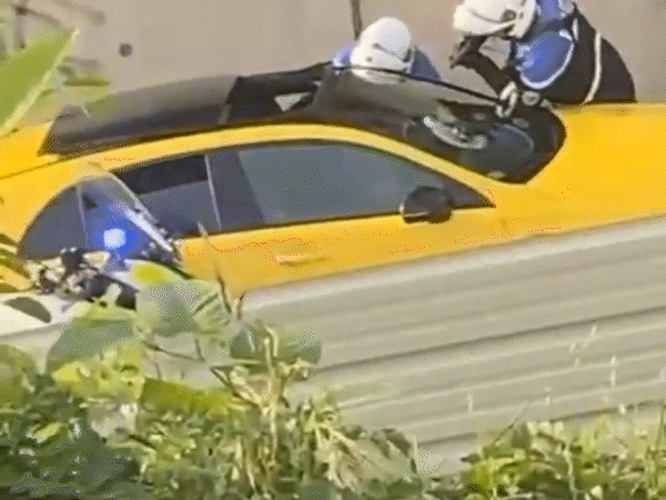 इस CCTV फुटेज में ट्रैफिक पुलिसकर्मी कार में मौजूद शख्स पर बंदूक ताने नजर आ रहा है।