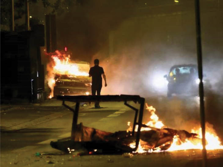 बोर्डो शहर में भी दंगाइयों ने कारों और दूसरी गाड़ियों में आग लगा दी।