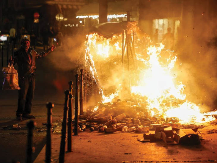 फ्रांस में अब तक 4 हजार जगहों पर आगजनी की घटनाएं सामने आई हैं।