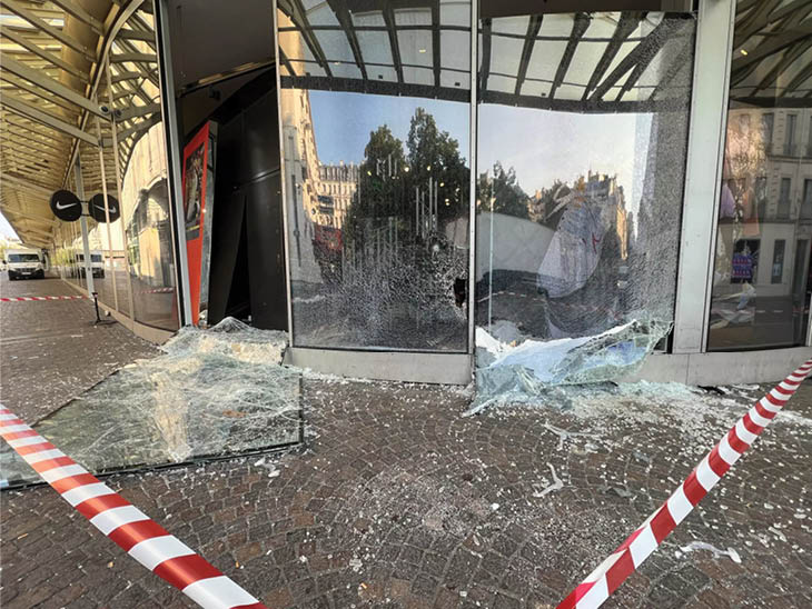 हिंसा के दौरान पेरिस के नाइकी स्टोर में तोड़फोड़ की गई।