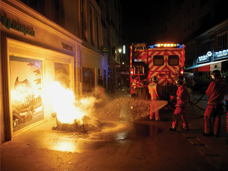 रूबे में एक स्पोर्ट्स इक्विपमेंट की शॉप के सामने फायरफाइटर आग बुझाते नजर आए।