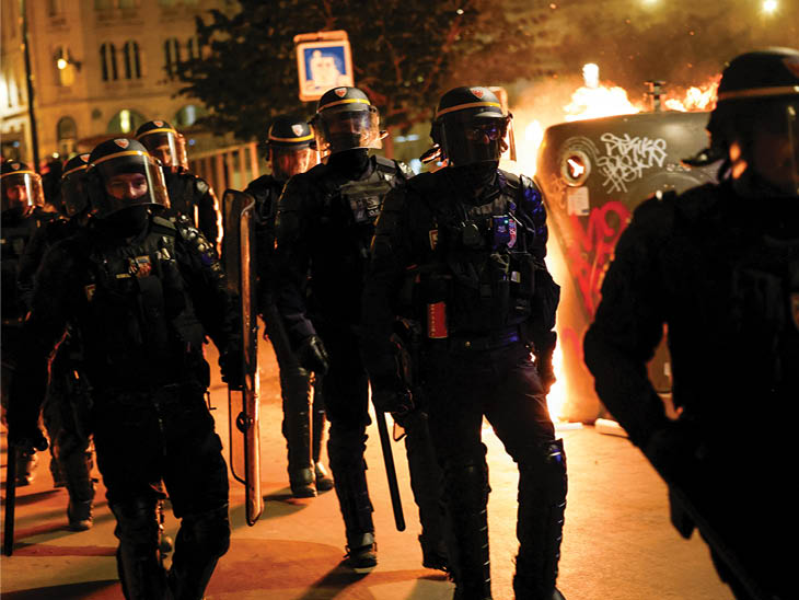 नॉर्दर्न फ्रांस के लिले शहर में हजारों पुलिसकर्मियों को सड़कों पर तैनात किया गया।