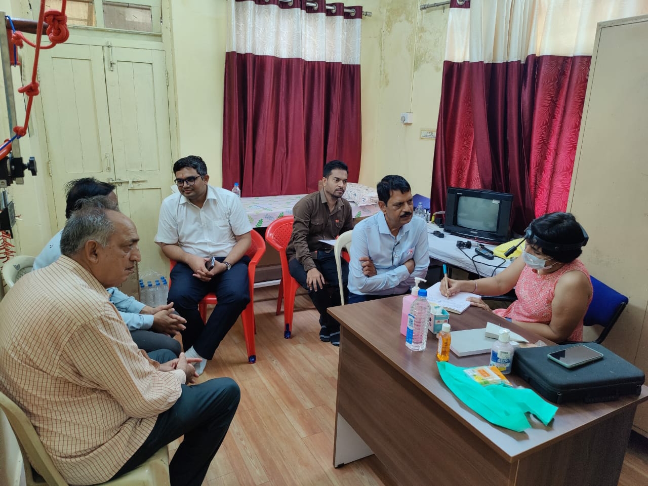 शिविर में चेकअप करना पहुंचे लोग।