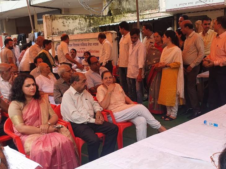 आयोजन में शामिल संस्था के सदस्य व लोग।