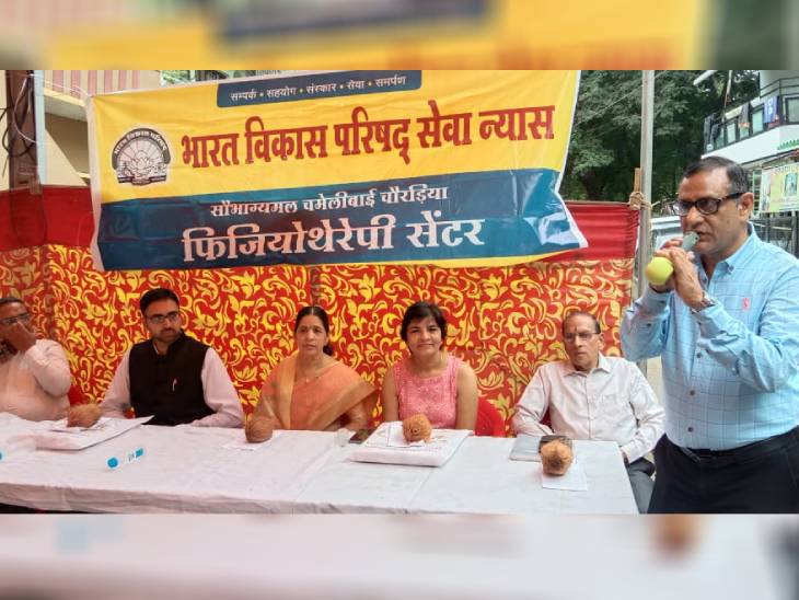 शिविर में शामिल अतिथि व पदाधिकारी।