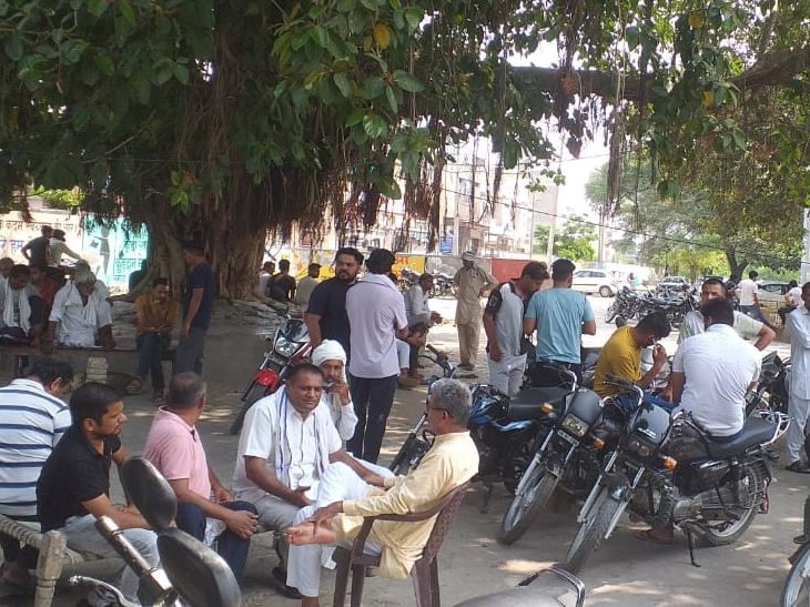 अस्पताल में मृतकों के परिजन कार्रवाई की इंतजार में काफी देर बैठे रहे।