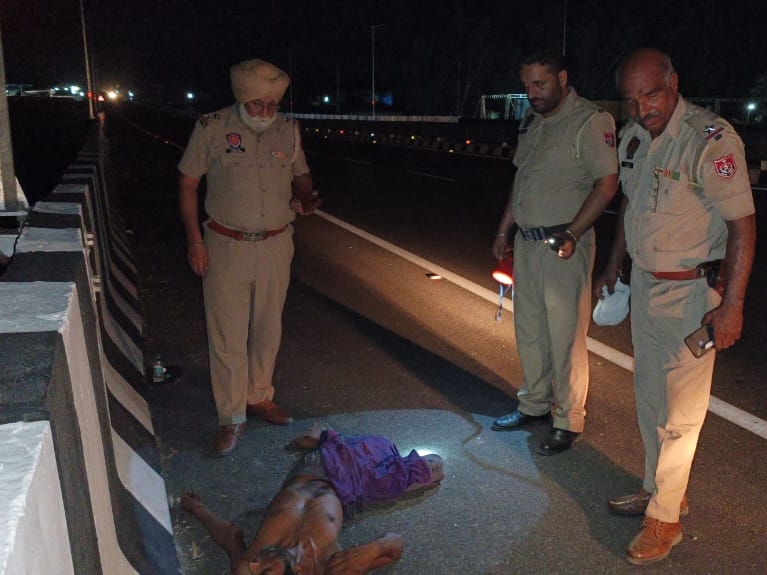 ओवरब्रिज पर मिली लाश: नहीं हुई पहचान; नीले रंग की टी-शर्ट पहनी, सड़क हादसे में मौत का अंदेशा 2 गोबिंदगढ़ ओवरब्रिज पर मृत पड़े व्यक्ति को उठाने पहुंचे पुलिस कर्मी।