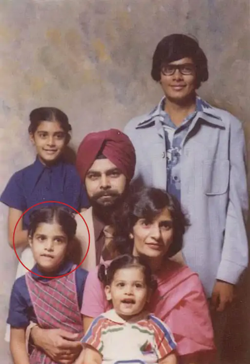 ये निक्की हेली के परिवार की तस्वीर है। इसमें उनके माता, पिता, दोनों भाई और बहन नजर आ रही हैं। निक्की (लाल घेरे में) अपने पिता की गोद में बैठी हैं।