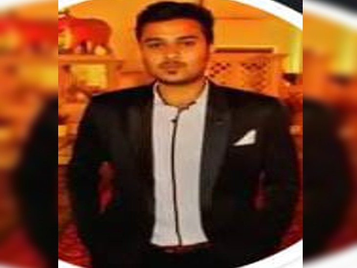 मृतक शुभम पुष्प, जिसको अज्ञात वाहन टक्कर मार गया था - Dainik Bhaskar