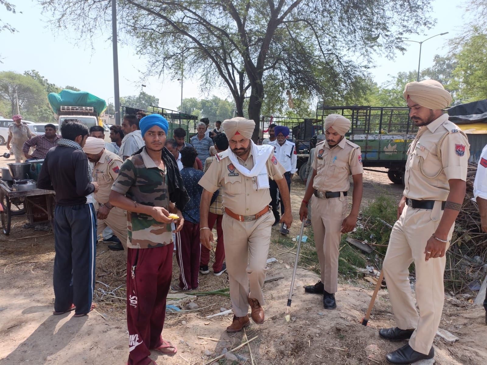 सड़क पर हरा चारा गिराकर किसानों ने जताया रोष 3 जाम खुलवाने मौके पर पहुंचे पुलिस कर्मी।