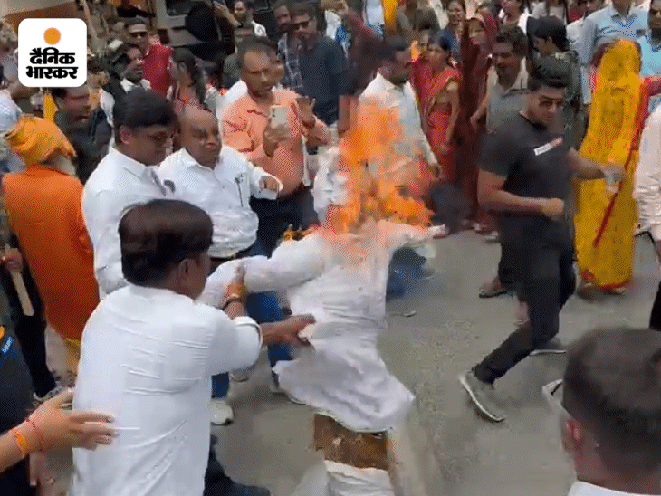 निगम मुख्यालय पर कांग्रेसियों ने फूंका महापौर का पुतला।