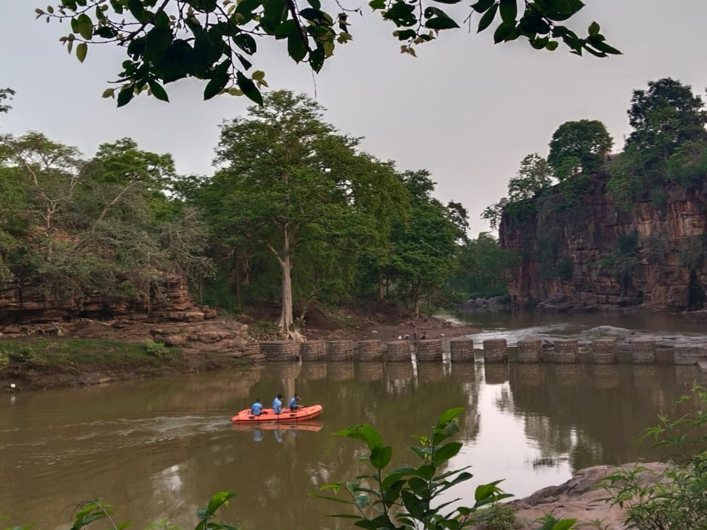 नदी में युवक की तलाश करती हुई एसडीआरएफ की टीम। - Dainik Bhaskar