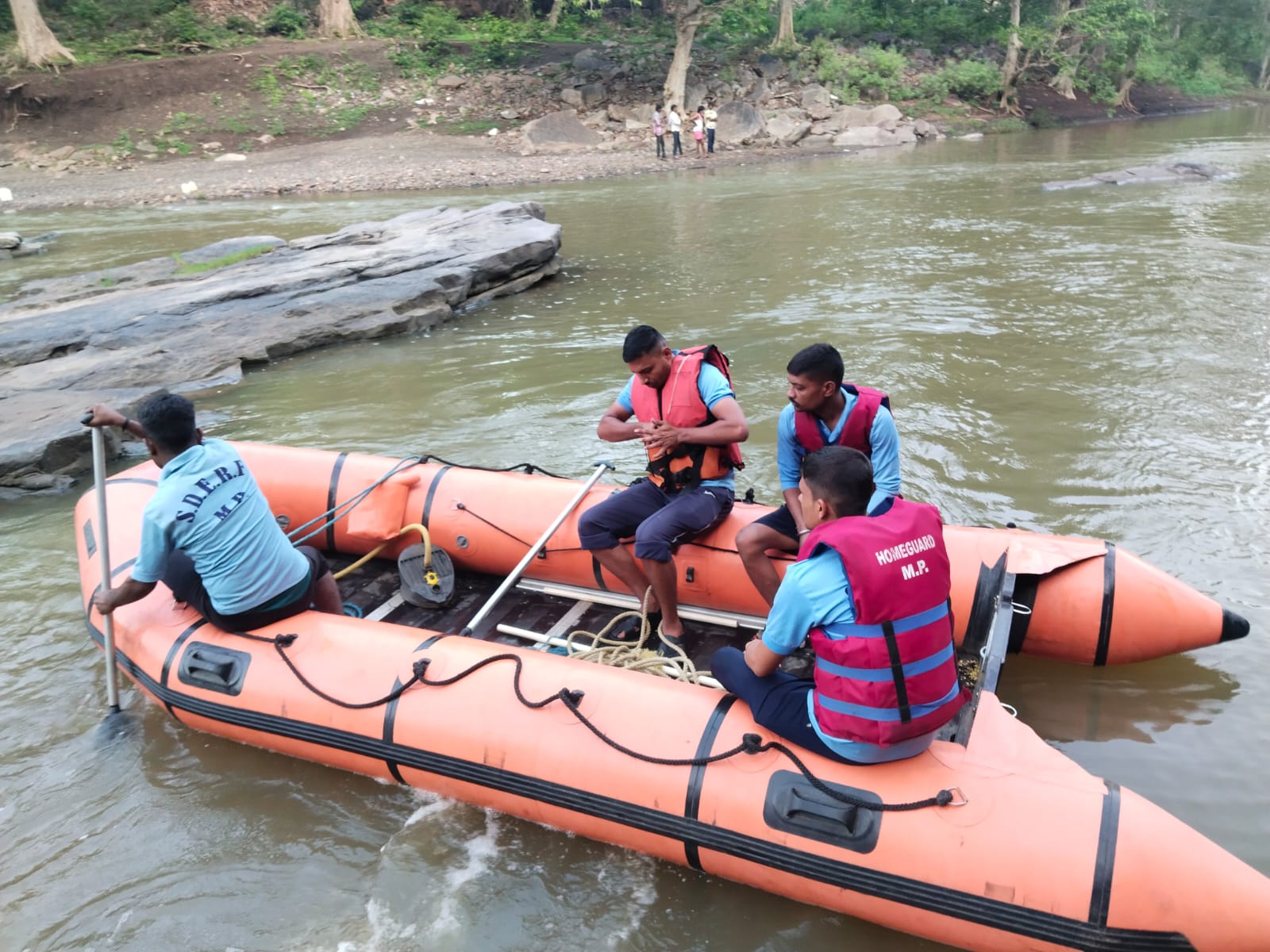 युवक की तलाश करती हुई टीम।
