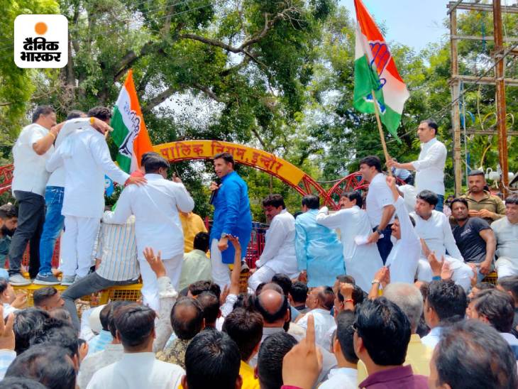 पुलिस ने वाटर कैनन से प्रदर्शनकारियों को खदेड़ा।