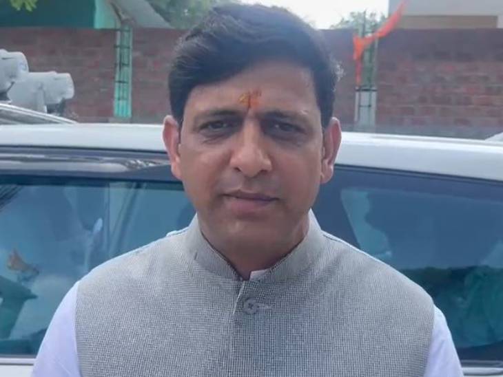 इंदौर के महापौर पुष्यमित्र भार्गव ने कांग्रेस पर निगम कर्मचारियों को खुलेआम धमकाने का आरोप लगाया। उन्होंने इस प्रदर्शन को महज राजनीतिक स्टंट बताया।