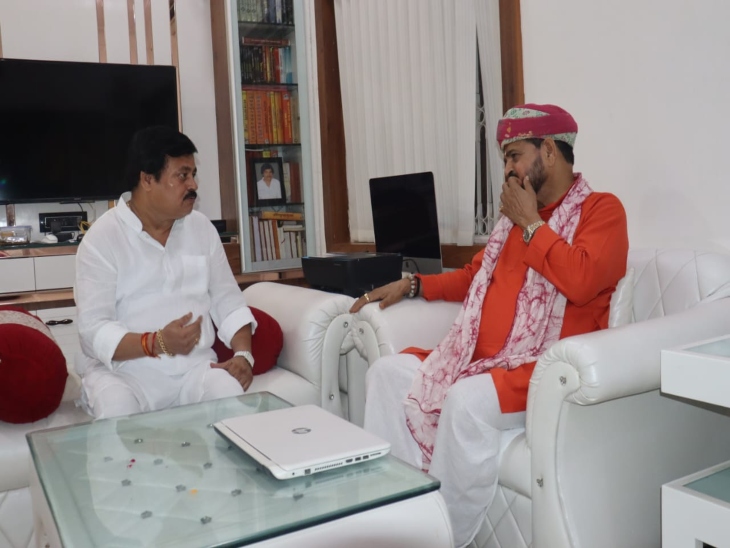 पंडित राजकुमार तिवारी के साथ भगवा रंग के कुर्ते में बैठे बृजभूषण शरण सिंह - Dainik Bhaskar