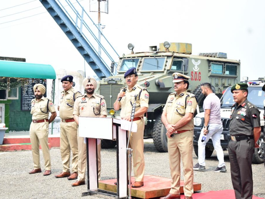 जवानों को ब्रीफिंग करते स्पेशल डीजीपी लॉ एंड ऑर्डर अर्पित शुक्ला।