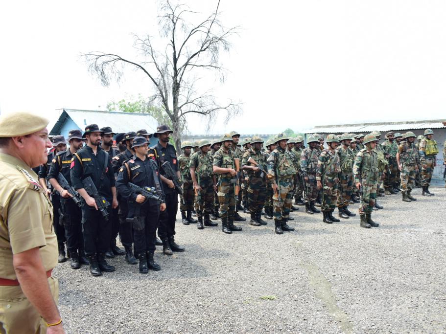 स्पेशल डीजीपी अर्पित शुक्ला के दौरे के दौरान मौजूद सुरक्षा बलों के जवान।