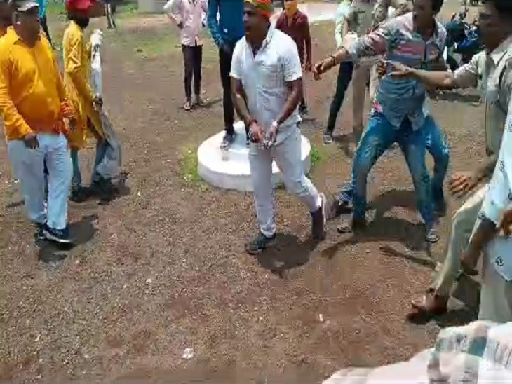 पिस्टल लेकर मारने जा रहा बजरंगी और उसे पकड़ती पुलिस - Dainik Bhaskar