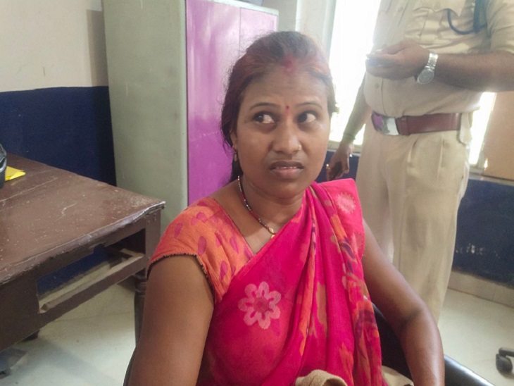 महिला ने लगाया बजरंग दल के सदस्य पर अवैध वसूली का आरोप।