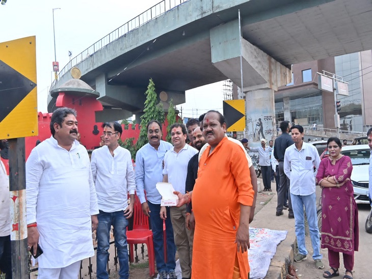 सौंदर्यीकरण के कार्य का भूमिपूजन करते महापौर नीरज पाल