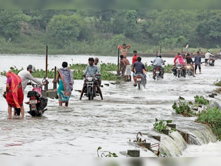 महमरा एनीकट का बारिश के दिनों में कुछ ऐसा होता है नजारा।