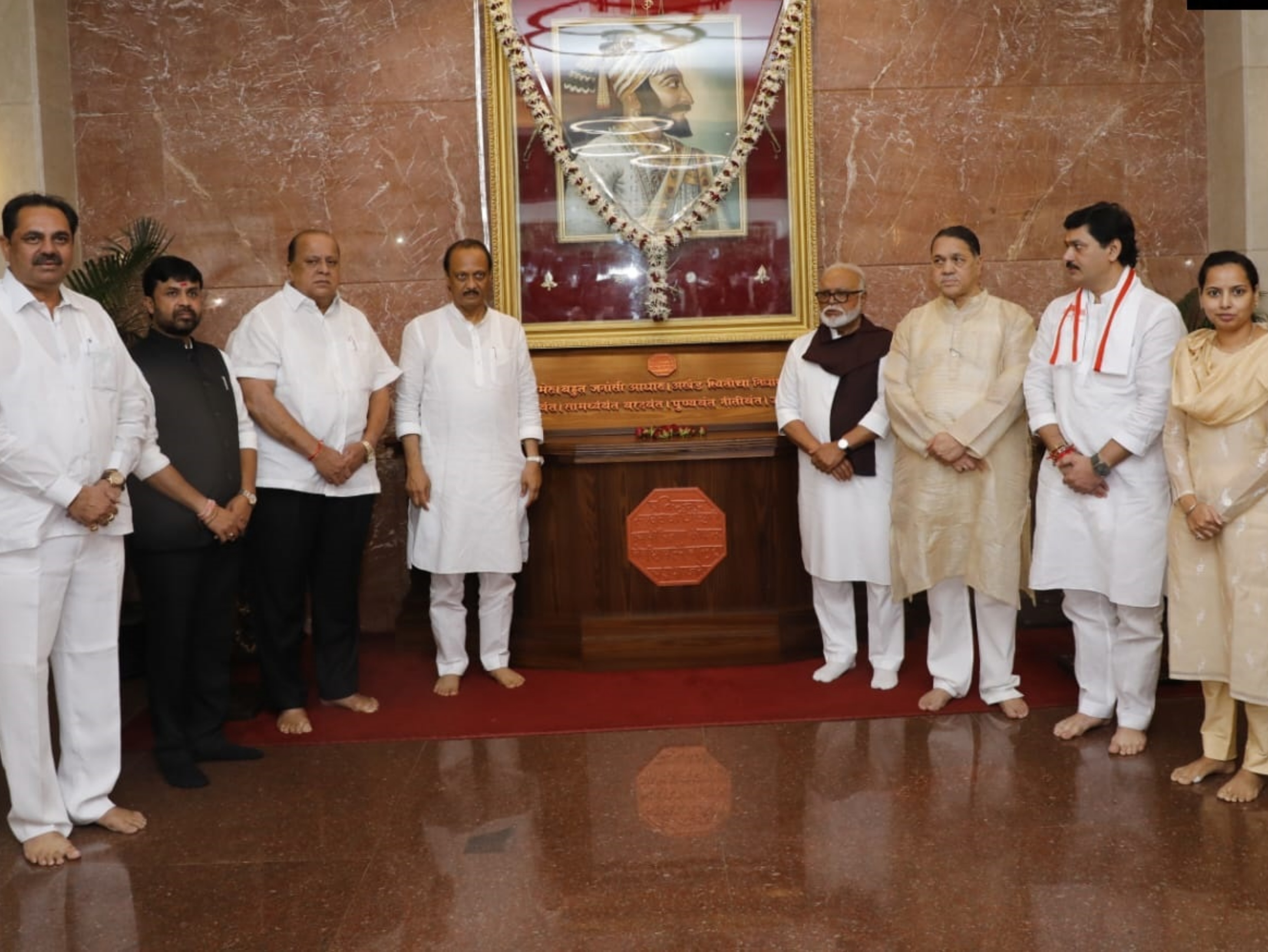 महाराष्ट्र के डिप्टी CM अजित पवार और NCP के उनके सहयोगी मंत्री पद की शपथ लेने के बाद पहली बार कैबिनेट बैठक के लिए मंत्रालय पहुंचे।