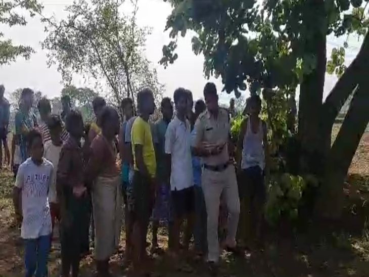 मौके पर पहुंचकर पुलिस मामले की जांच में जुटी।