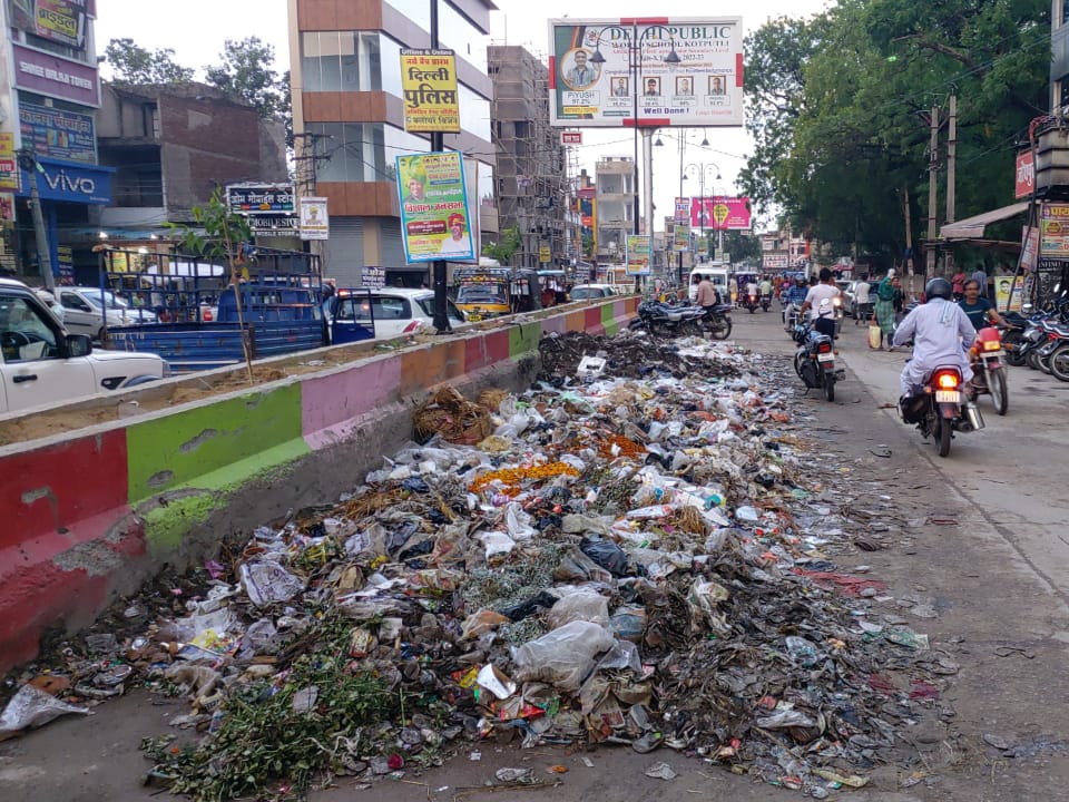 People sitting on dharna near garbage yard, garbage not picked up from