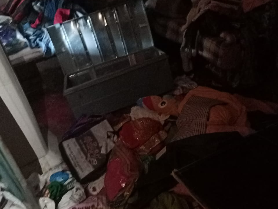 वारदात के बाद घर में फैला पड़ा सामान। - Dainik Bhaskar