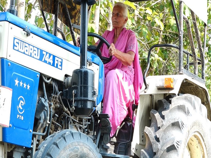 जवानी में बच्चे पढ़ाए, अब 75 की उम्र में खेती: शादी नहीं की, गांव की सरपंच भी हैं 2 खेत में ट्रैक्टर लेकर जाती नवरूप कौर