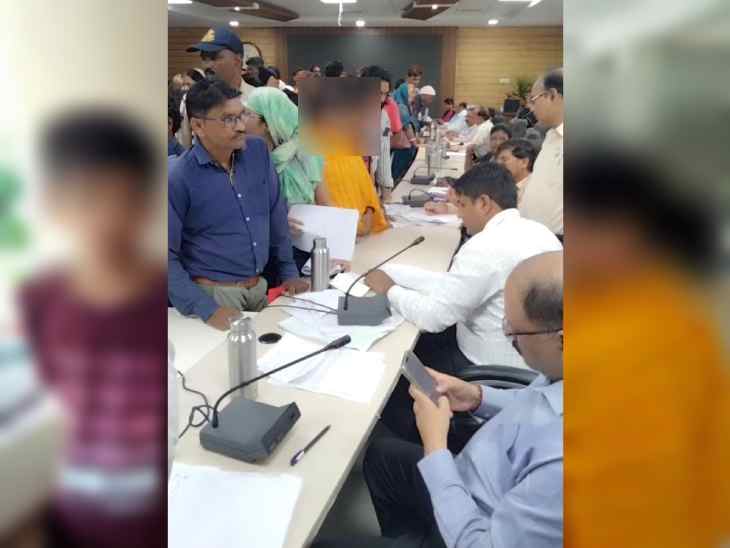 जनसुनवाई के दौरान लाइन में अधिकारियों के सामने मदद के लिए भतीजे के साथ खड़ी बुआ।