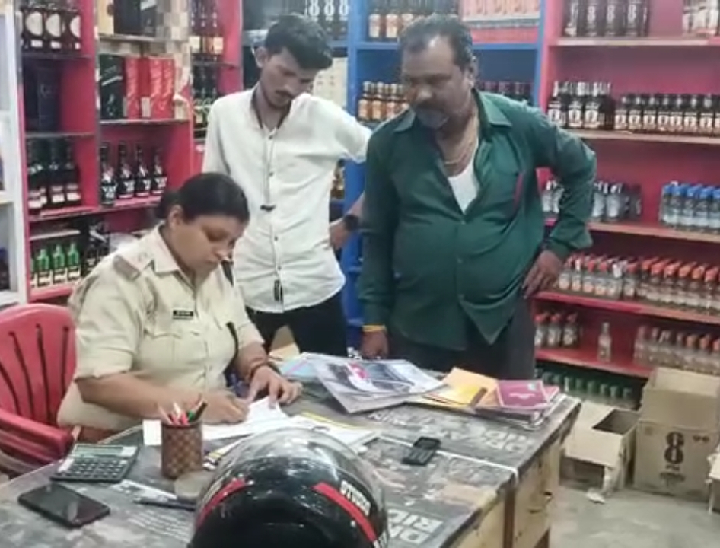 अधिक दाम पर शराब बेचने पर 8 दुकानों के खिलाफ प्रकरण किए गए दर्ज