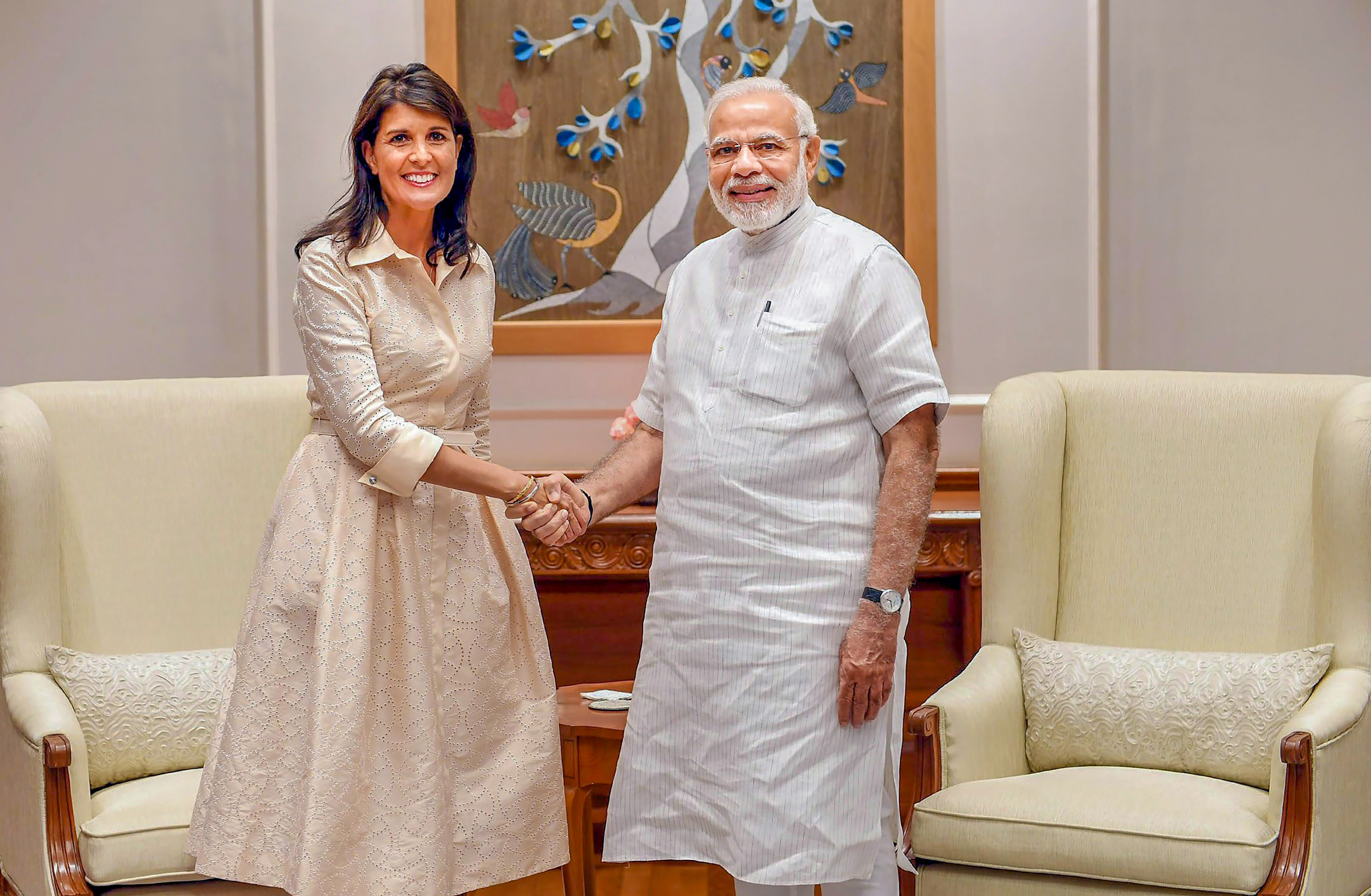 तस्वीर 27 जून 2018 की है। भारत दौरे पर आई तत्कालीन अमेरिकी दूत निक्की हेली ने दिल्ली में प्रधानमंत्री नरेंद्र मोदी से मुलाकात की थी।