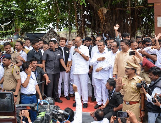 शरद पवार ने सोमवार को सातारा के कराड में अपने गुरु पूर्व CM यशवंत राव चव्हाण की समाधि पर पहुंचे और श्रद्धांजलि दी।