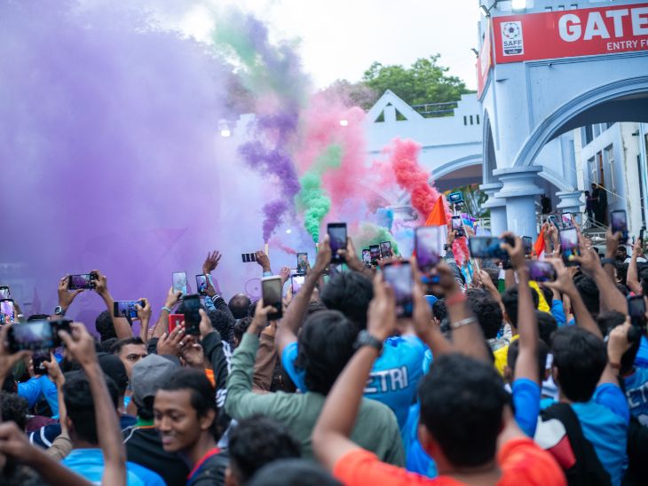 फैंस के सपोर्ट के चलते स्टेडियम के बाहर होली जैसा माहौल देखने को मिल रहा है।