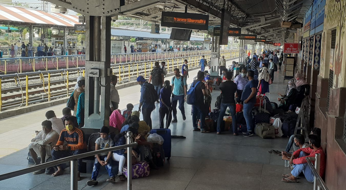 भोपाल स्टेशन ।