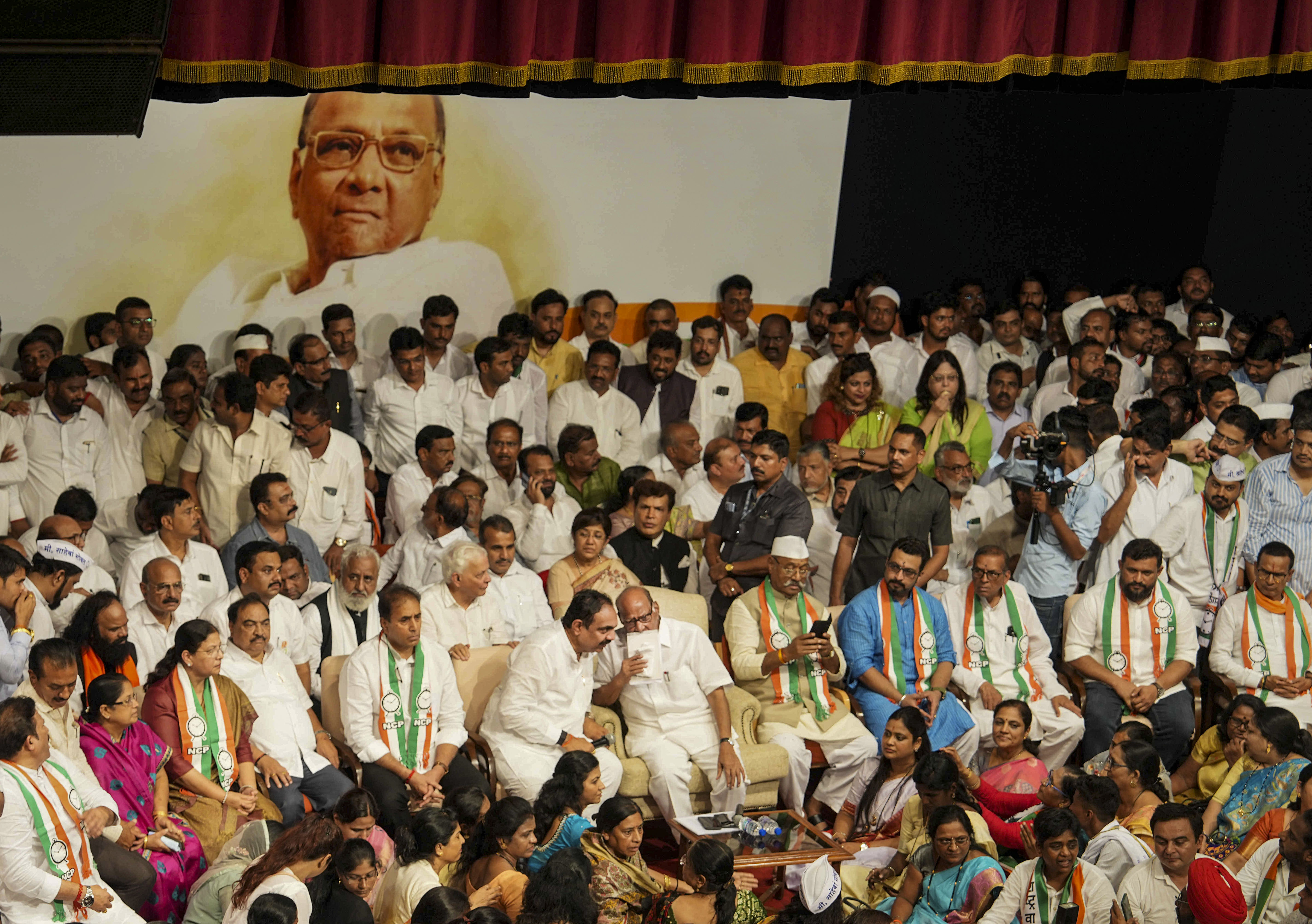 शरद पवार ने दोपहर 1 बजे वाईबी चह्वाण सेंटर में समर्थकों के साथ मीटिंग की।