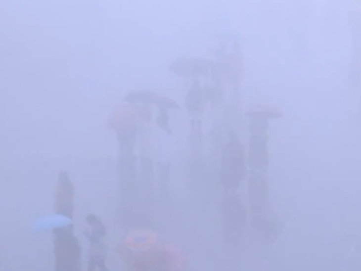 हिमाचल प्रदेश के शिमला में बारिश के बाद कोहरा छाया हुआ है।