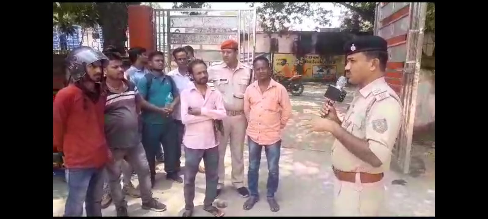 Police alerted motorcyclists who did not wear helmets हेलमेट नहीं