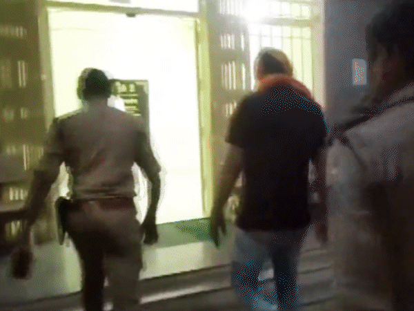 आरोपी प्रवेश शुक्ला को देर रात गिरफ्तार कर थाने लाया गया।